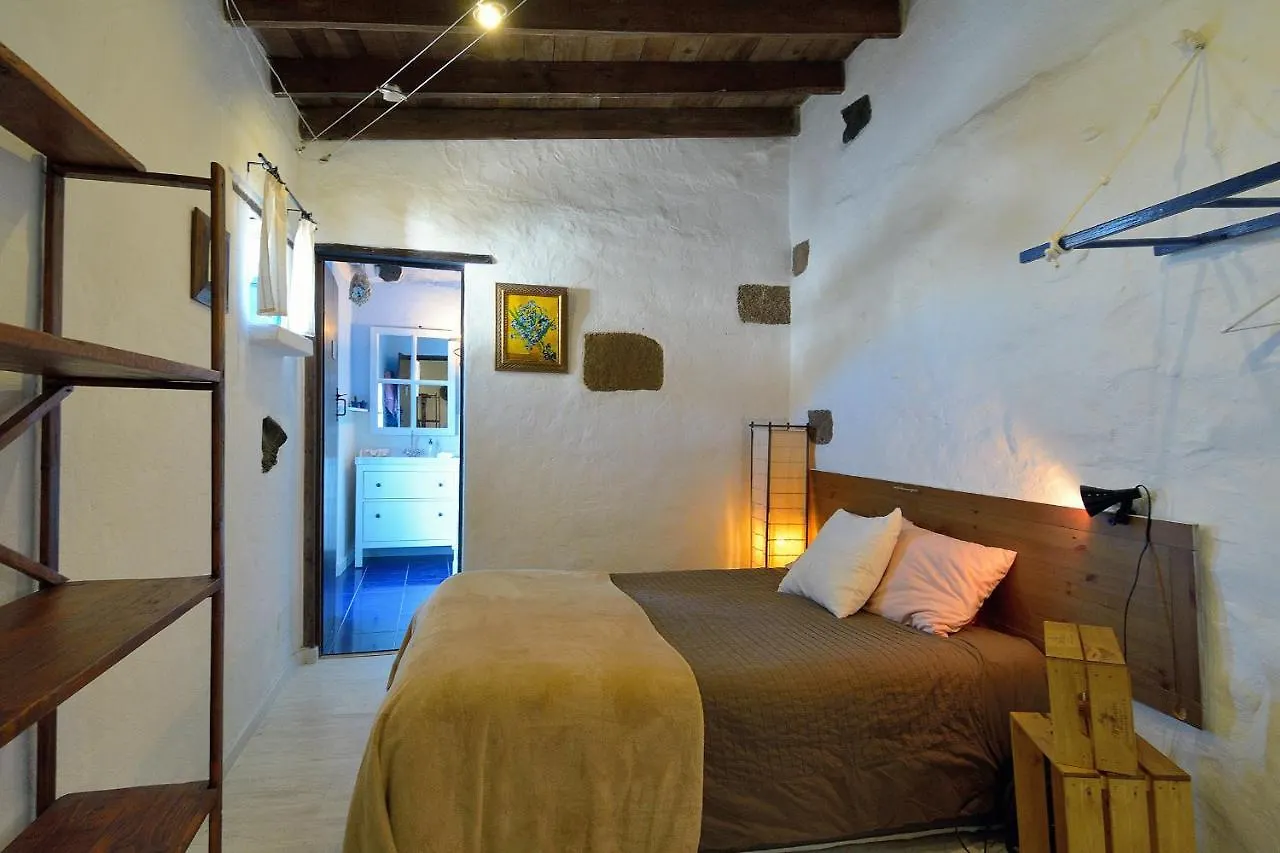BAJO EL VOLCÁN Rural Villa Canaria Montana Blanca