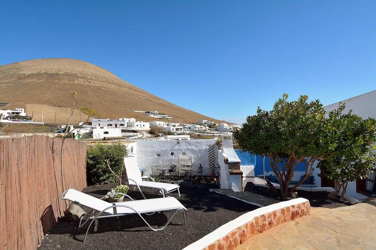 BAJO EL VOLCÁN Rural Villa Canaria Montana Blanca España