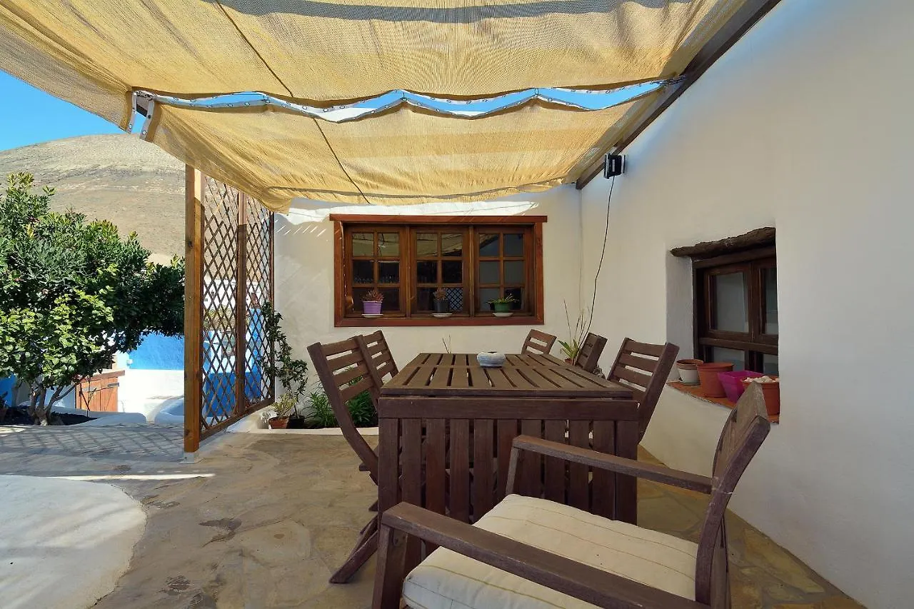 BAJO EL VOLCÁN Rural Villa Canaria Montana Blanca España