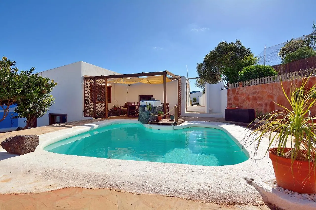 BAJO EL VOLCÁN Rural Villa Canaria Montana Blanca